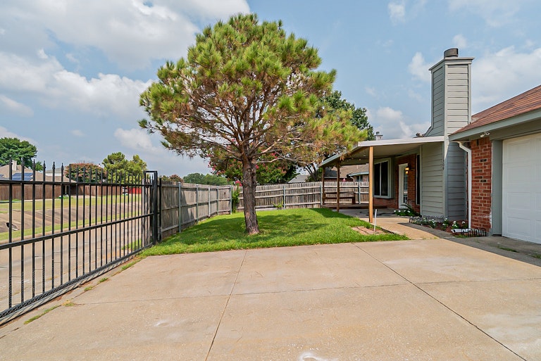 Photo 24 of 47 - 1309 Woodthorpe Dr, Mesquite, TX 75181
