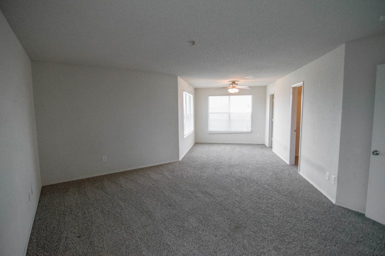 Photo 4 of 41 - 8128 Abbey Glen Ct, Arlington, TX 76002