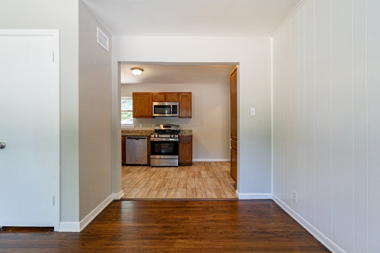 Photo 10 of 25 - 11740 Fernald Ave, Dallas, TX 75218