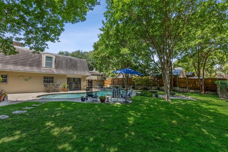 Photo 4 of 39 - 9710 Windledge Dr, Dallas, TX 75238