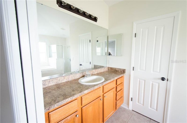 Photo 15 of 25 - 812 Barclay Wood Dr, Ruskin, FL 33570