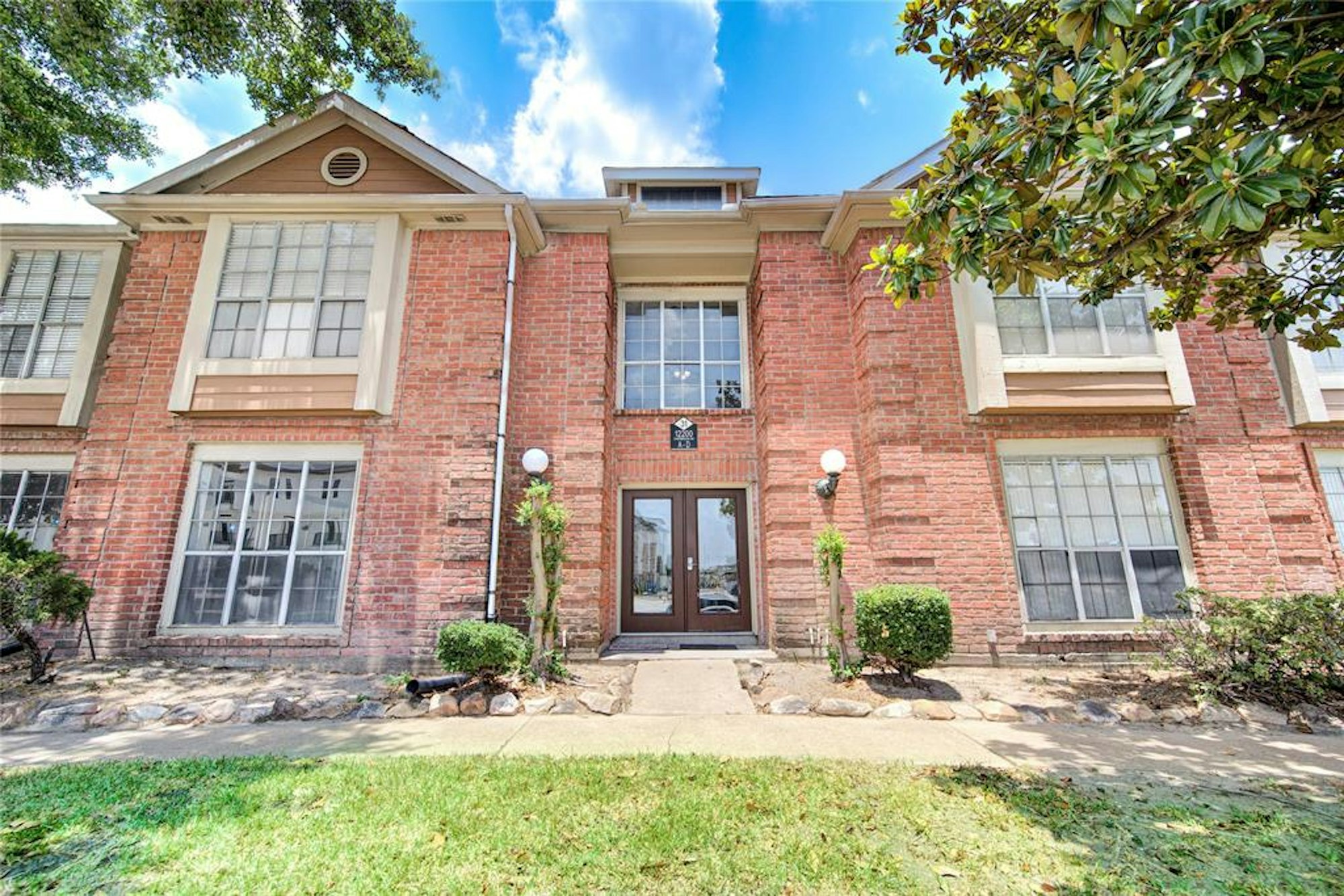 Photo 1 of 37 - 12200 Overbrook Ln #31A, Houston, TX 77077