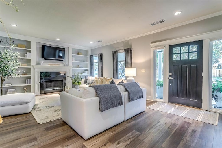Photo 7 of 38 - 405 N Bradley St, McKinney, TX 75069