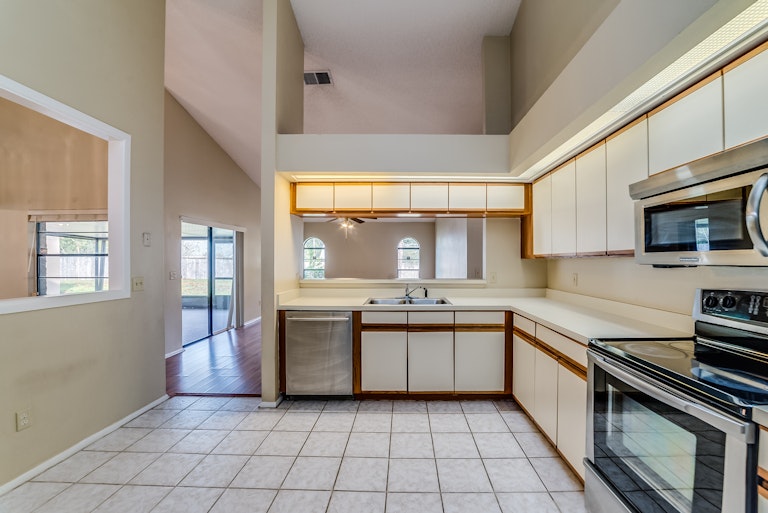 Photo 3 of 22 - 10037 Custer Cir, Orlando, NC 32817
