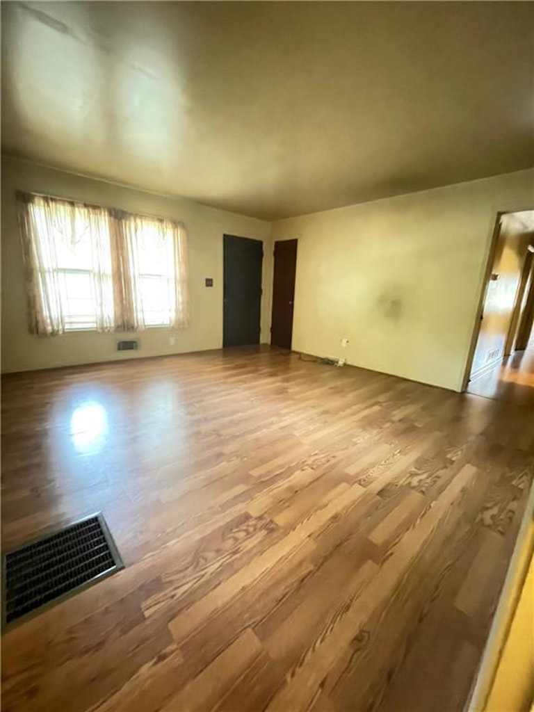 Photo 4 of 19 - 1254 Blackstone Dr, Decatur, GA 30033