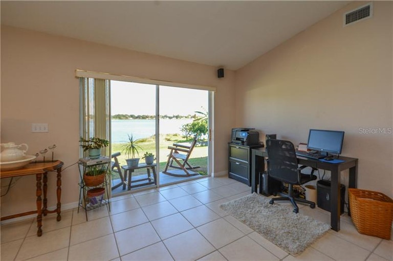 Photo 13 of 25 - 5858 Breakwater Dr, Winter Haven, FL 33884