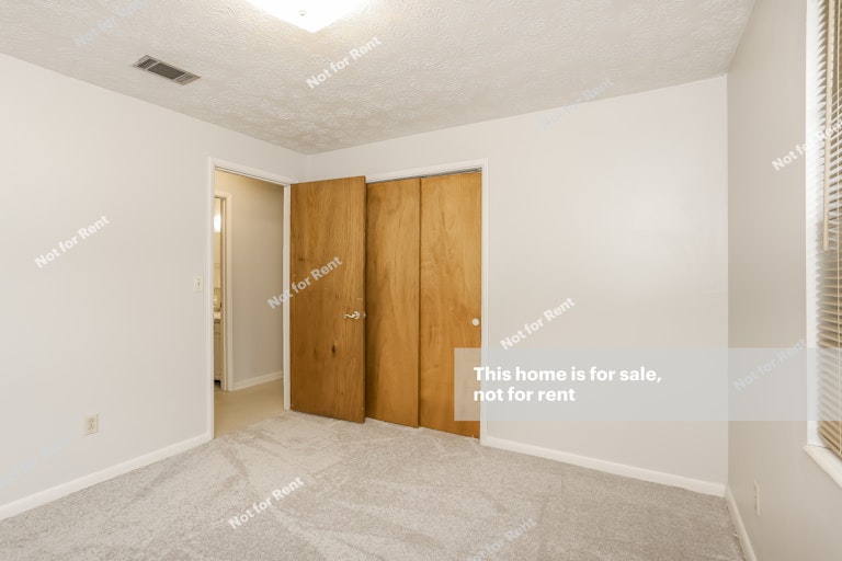 Photo 19 of 27 - 11110 Woodelm Dr W, Jacksonville, FL 32218