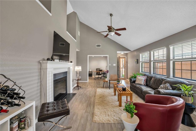 Photo 8 of 31 - 915 Azalia Dr, Lewisville, TX 75067
