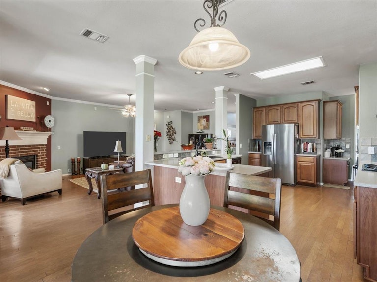 Photo 11 of 38 - 4133 Walnut Creek Ct, Fort Worth, TX 76137