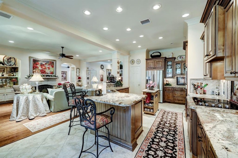 Photo 11 of 36 - 1518 Pine Chase Dr, Houston, TX 77055