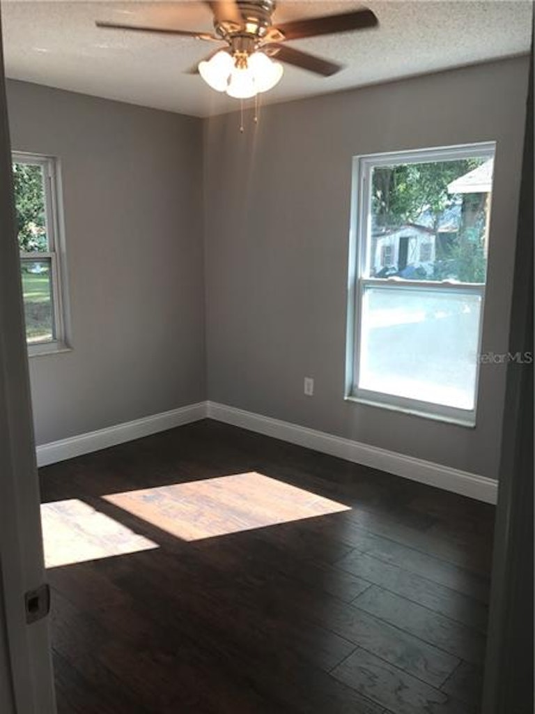 Photo 15 of 24 - 1550 N Rhodes St, Mount Dora, FL 32757