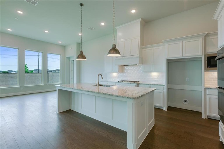 Photo 17 of 38 - 9442 Rockmount Dr, Dallas, TX 75243