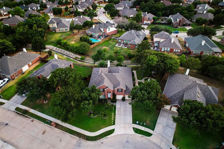 Photo 22 of 39 - 2608 Valencia Ln, Denton, TX 76210