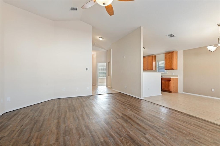 Photo 5 of 25 - 10121 Sourwood Dr, Fort Worth, TX 76244