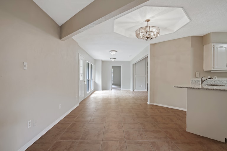 Photo 13 of 25 - 404 Rivervalley Ct, Arlington, TX 76006