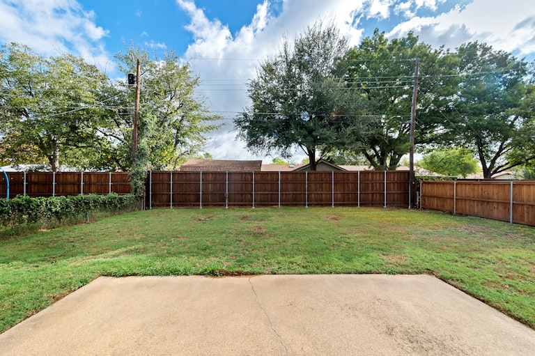 Photo 22 of 24 - 1918 Glenwick Ln, Irving, TX 75060