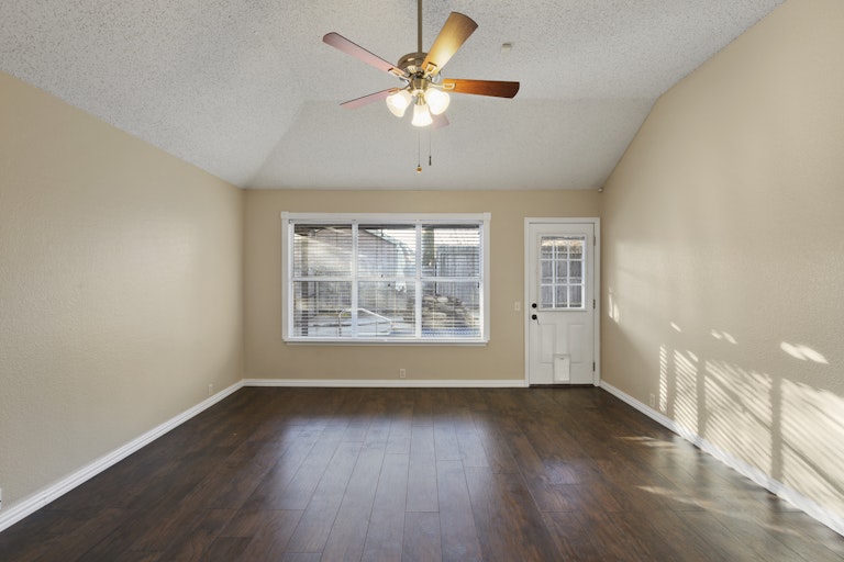 Photo 15 of 29 - 1145 Victoria Dr, Saginaw, TX 76131