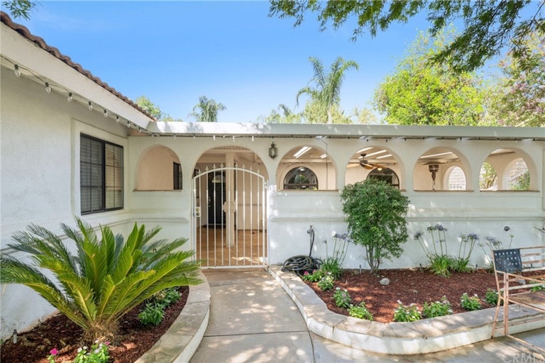 Photo 10 of 41 - 23725 Schooner Dr, Canyon Lake, CA 92587