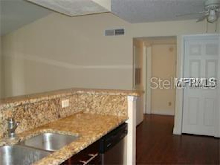 Photo 4 of 11 - 5601 Rosebriar Way #304, Orlando, FL 32822