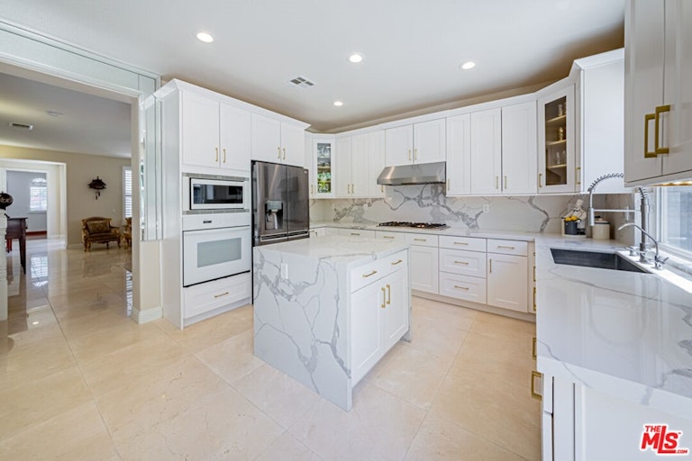 Photo 16 of 48 - 686 Milford St, Los Angeles, CA 90042