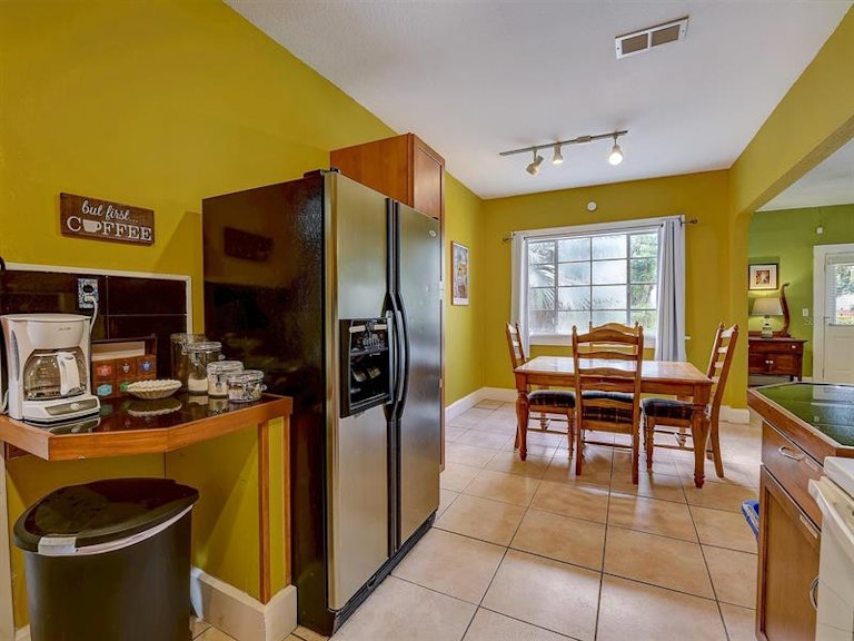 Photo 18 of 42 - 2010 Burlington Ave N, Saint Petersburg, FL 33713