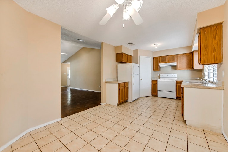 Photo 6 of 25 - 419 Thorn Wood Dr, Euless, TX 76039