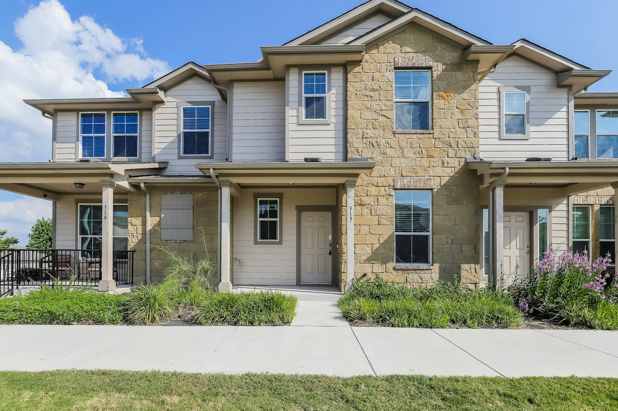 Photo 1 of 25 - 317 Crater Lake Dr, Pflugerville, TX 78660