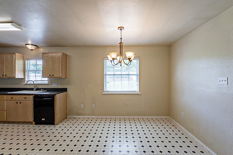 Photo 10 of 19 - 404 Murchison St, Farmersville, TX 75442