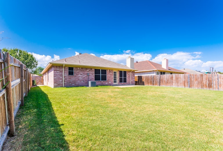Photo 6 of 28 - 5717 Magnum Dr, Arlington, TX 76018