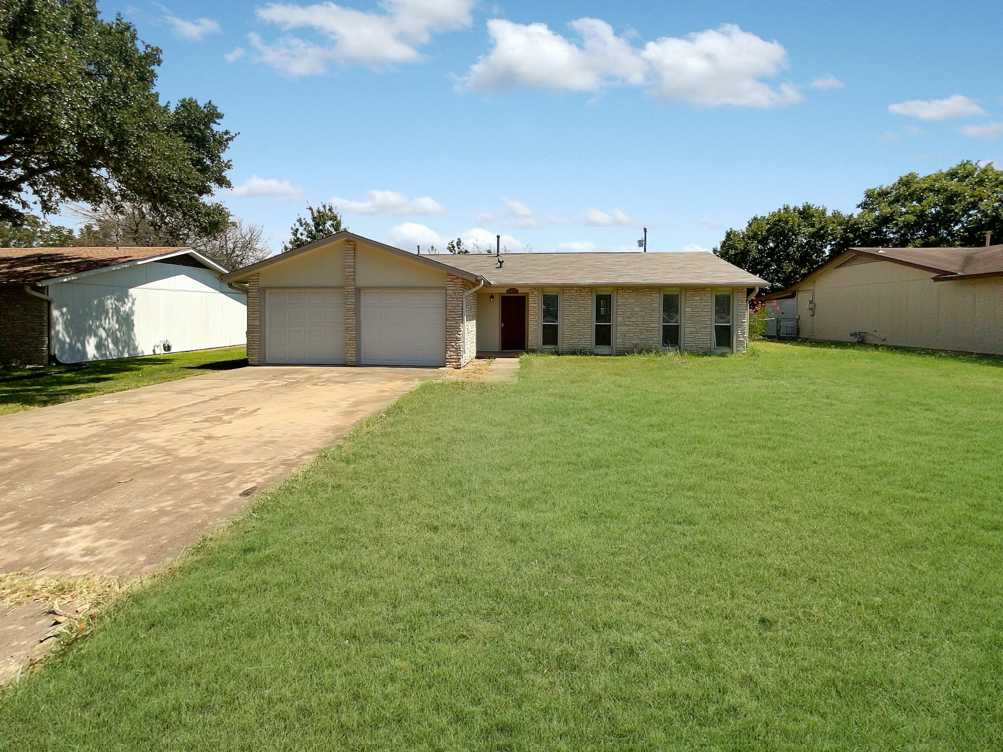 Photo 1 of 23 - 2802 Smith Ave, Taylor, TX 76574