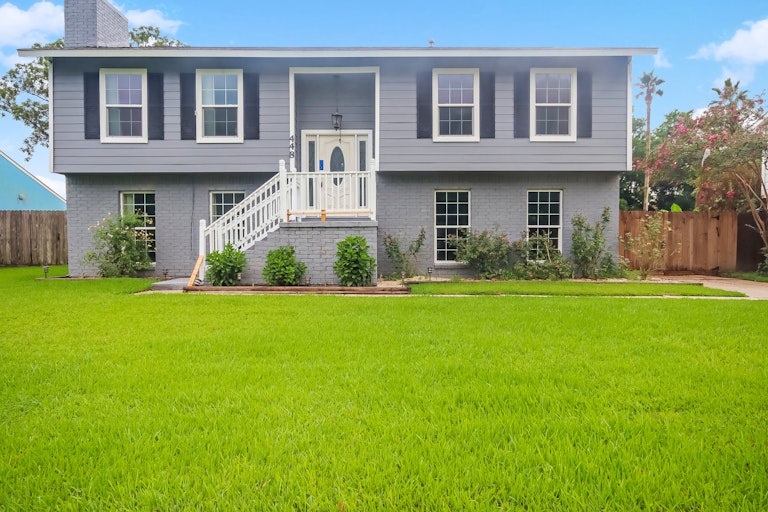 Photo 1 of 27 - 448 Gleneagles Dr, Friendswood, TX 77546