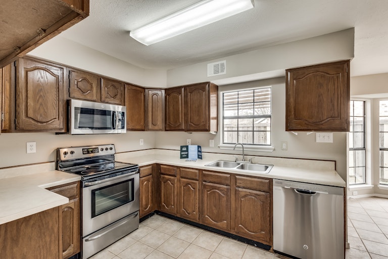 Photo 5 of 23 - 3434 Briaroaks Dr, Garland, TX 75044