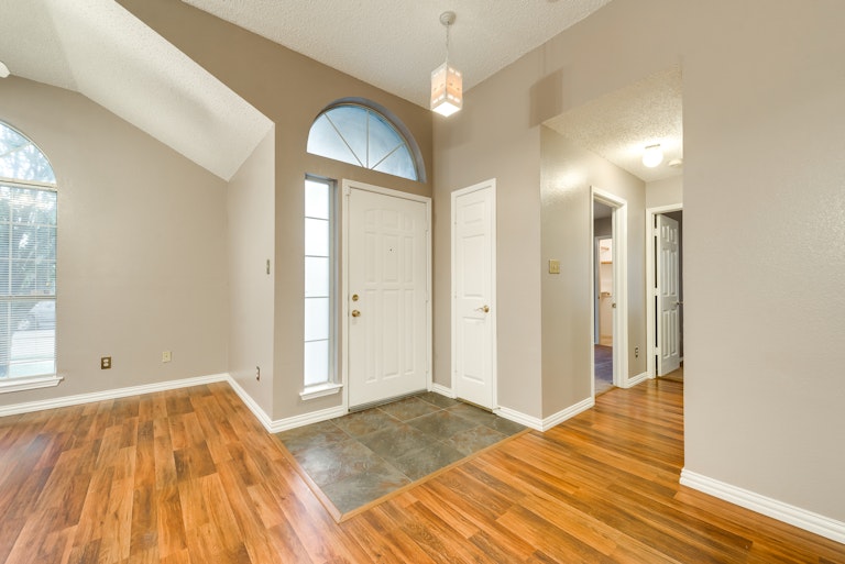 Photo 2 of 30 - 2516 Helen Ln, Mesquite, TX 75181
