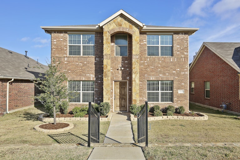 Photo 1 of 36 - 5848 Burgundy Rose Dr, Fort Worth, TX 76123