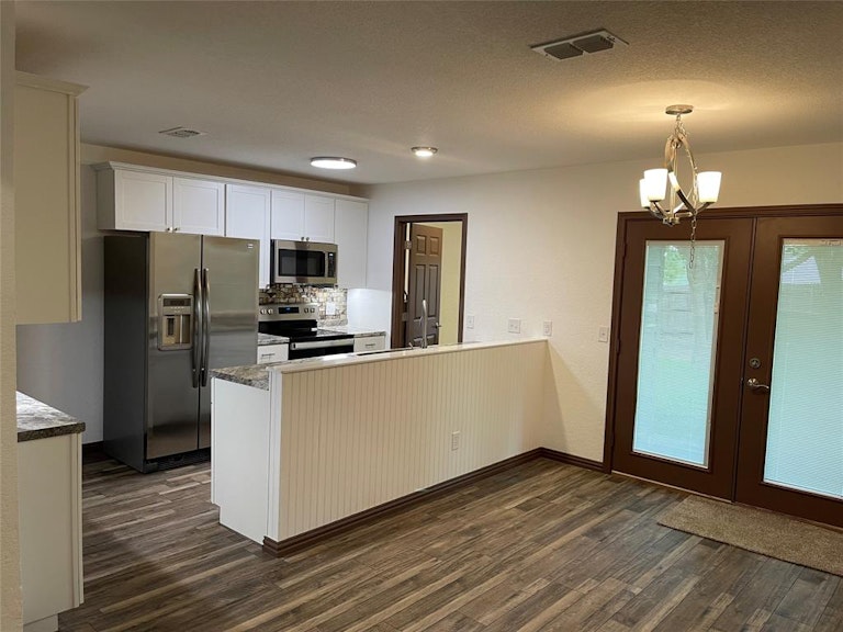 Photo 10 of 40 - 208 Guinevere Dr, Weatherford, TX 76086