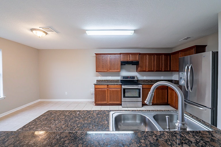 Photo 8 of 31 - 28877 San Bernard River Loop, Spring, TX 77386