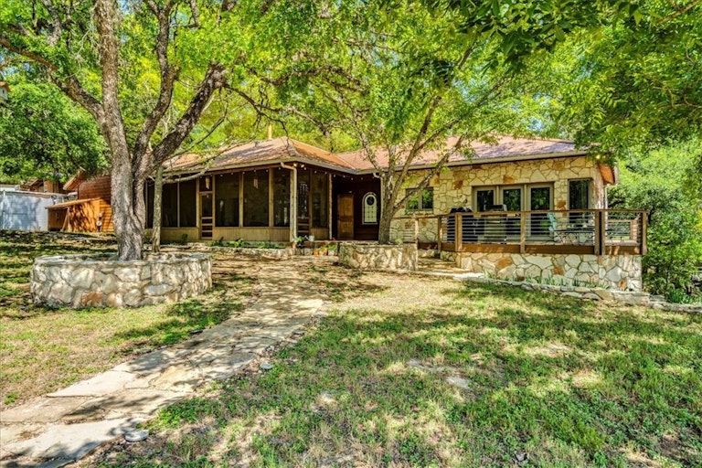 Photo 14 of 39 - 119 Stageline Dr, Kyle, TX 78640