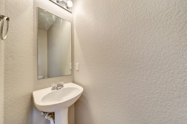 Photo 31 of 34 - 202 Rosewood Ct, Red Oak, TX 75154