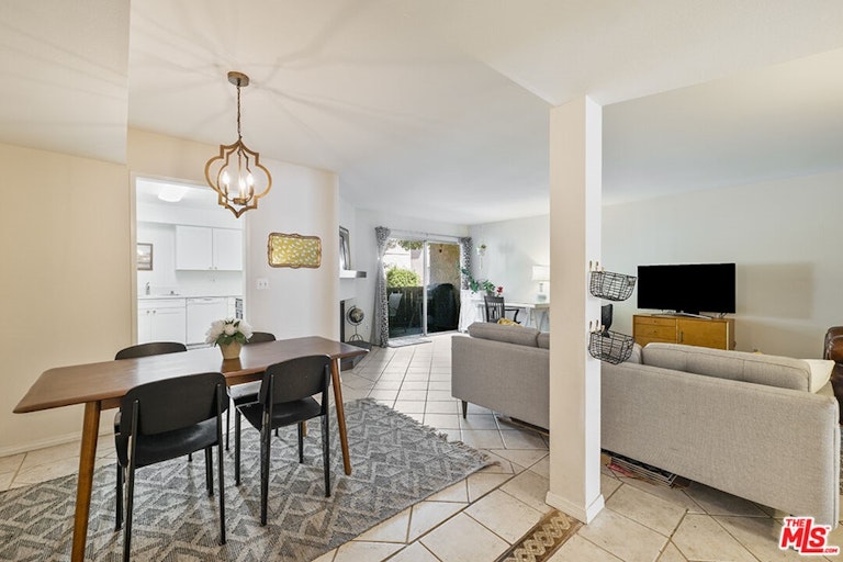 Photo 9 of 25 - 15020 Victory Blvd #104, Van Nuys, CA 91411