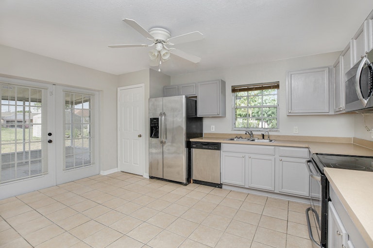 Photo 6 of 15 - 304 Arrowroot Rd, Eagle Lake, FL 33839