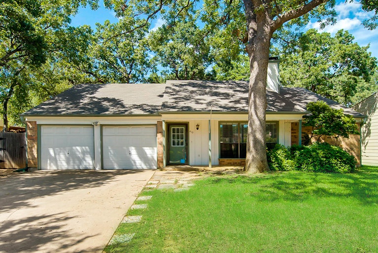 Photo 1 of 25 - 419 Thorn Wood Dr, Euless, TX 76039