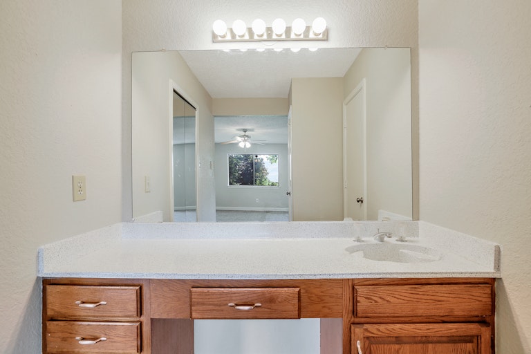 Photo 13 of 27 - 2316 Hollybush Ln, Bedford, TX 76021