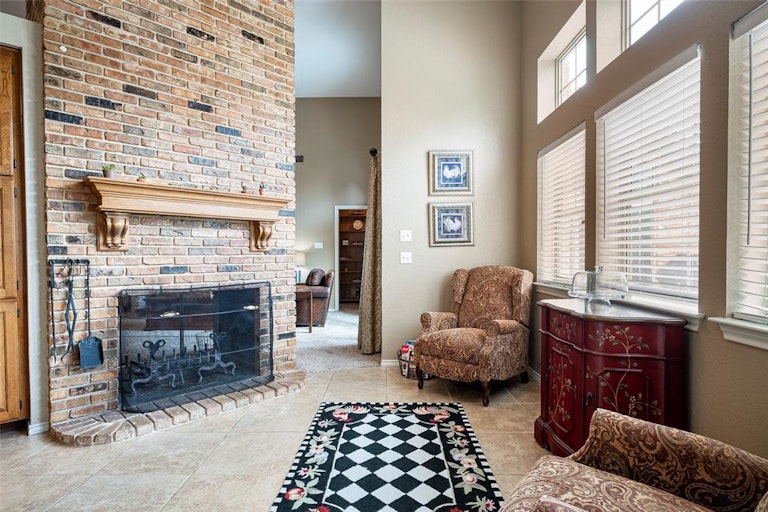 Photo 10 of 40 - 7115 Spruce Forest Ct, Arlington, TX 76001