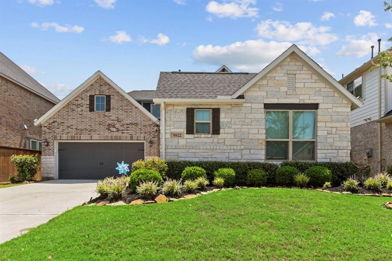 Photo 2 of 38 - 5922 Arcola Meadow Ct, Houston, TX 77059