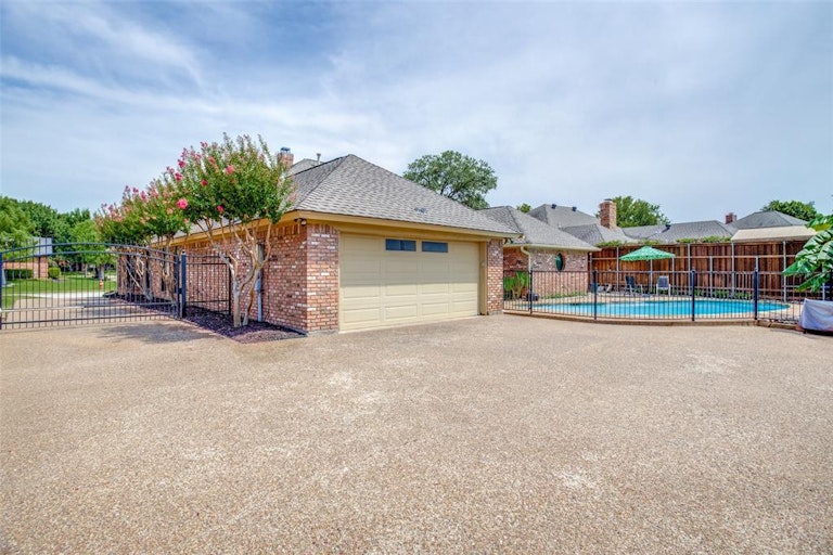 Photo 9 of 27 - 3825 Edgewater Dr, Bedford, TX 76021
