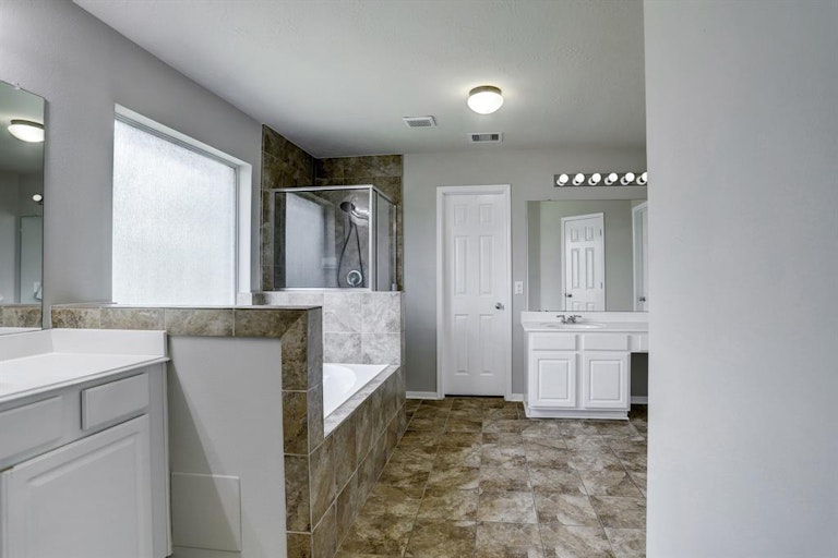 Photo 25 of 32 - 1910 Grandoak Dr, Pearland, TX 77581