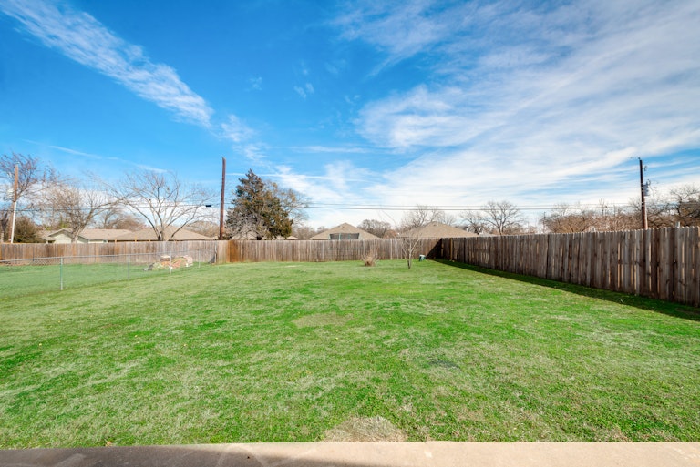 Photo 31 of 32 - 345 Cotton Dr, Mansfield, TX 76063