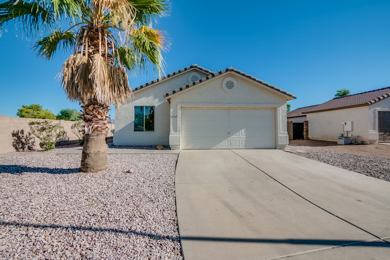 Photo 1 of 25 - 1268 W 7th Ave, Apache Junction, AZ 85120
