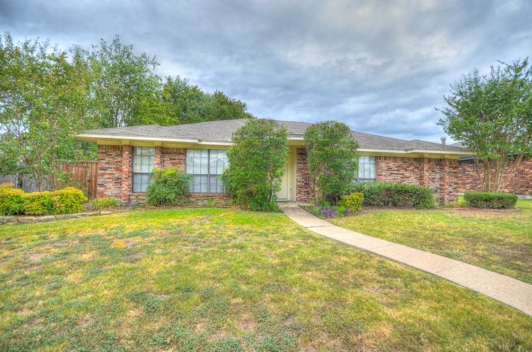 Photo 1 of 18 - 828 Baxter Dr, Plano, TX 75025