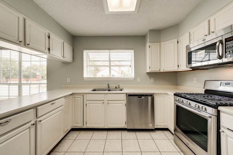 Photo 3 of 25 - 3910 Martha Ln, Rowlett, TX 75088